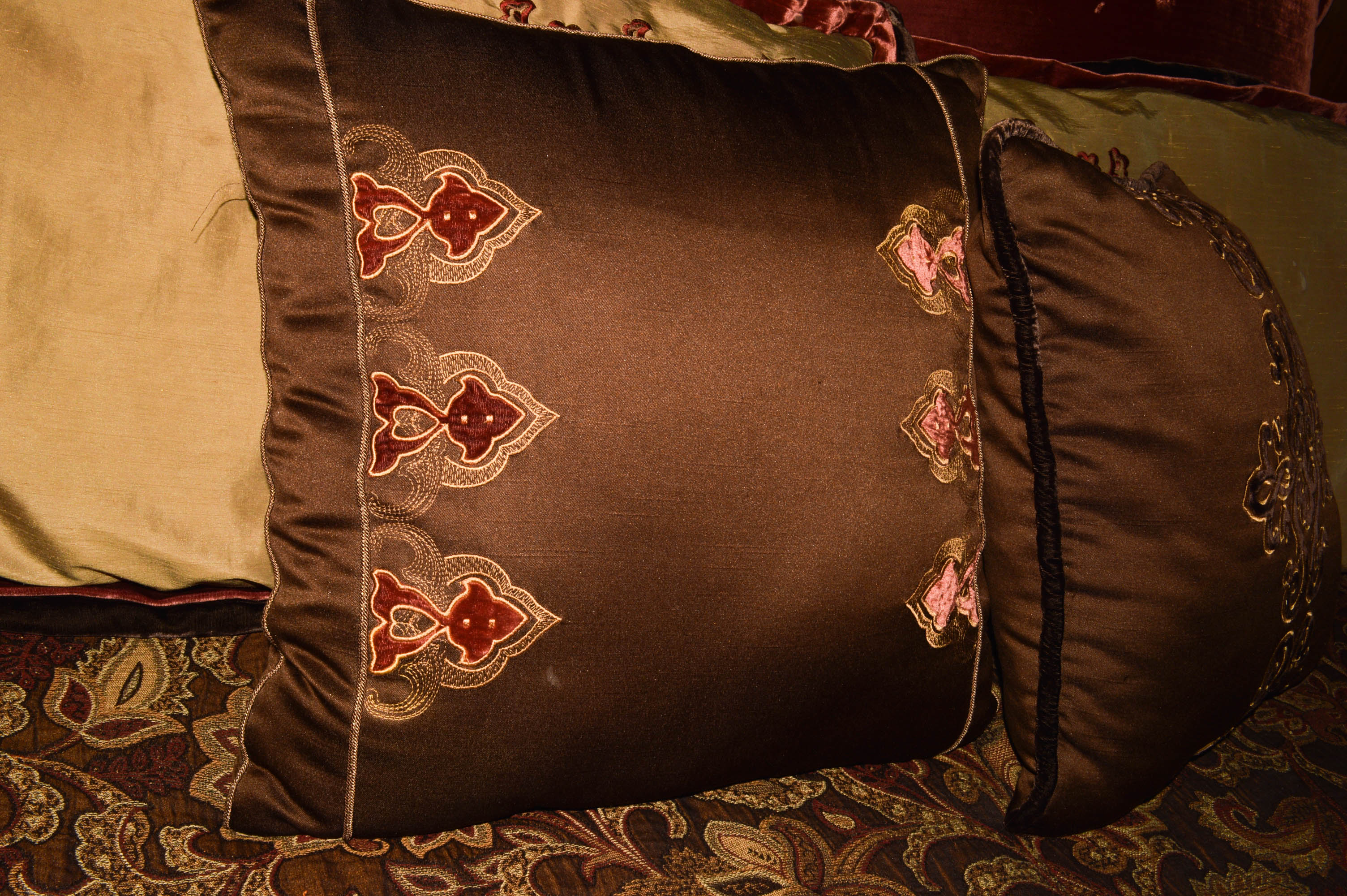 King Size Bedding Ensemble and Pillows