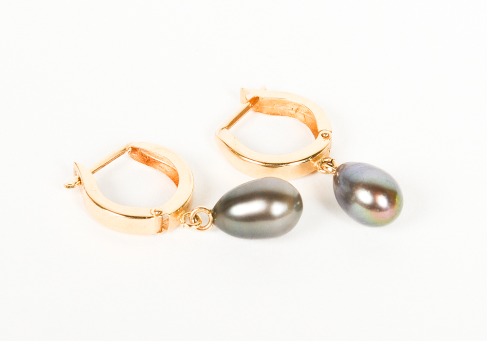 Large Group of 14K Yellow Gold Earrings and Pendant