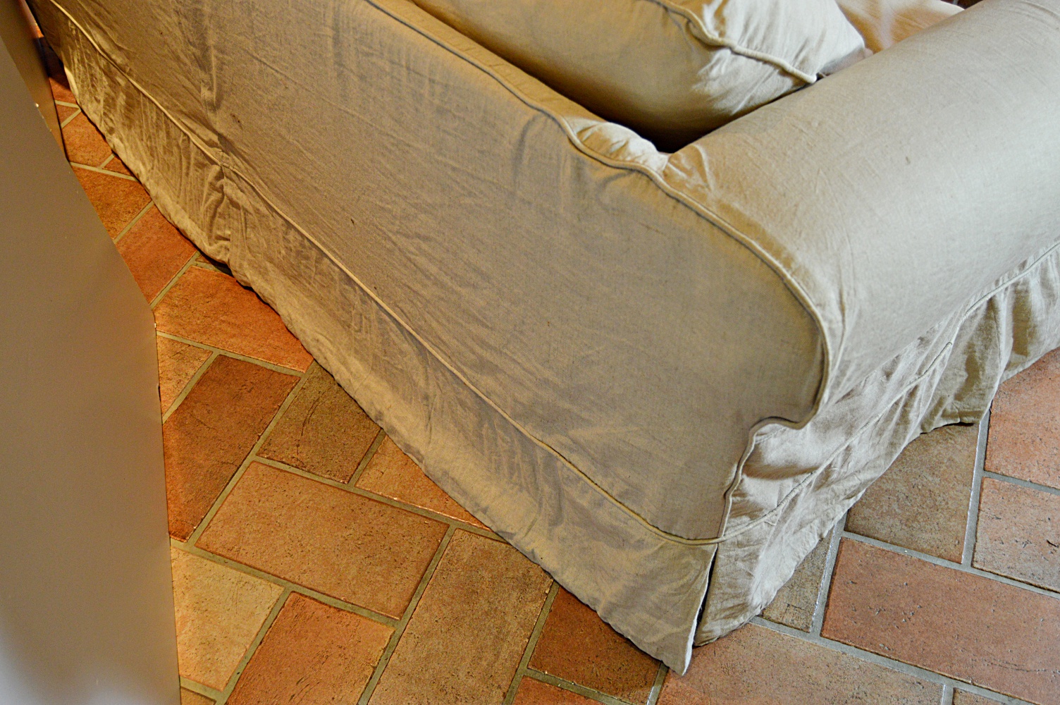 Linen-Slipcovered Sofa with Down/Feather-Filled Cushions