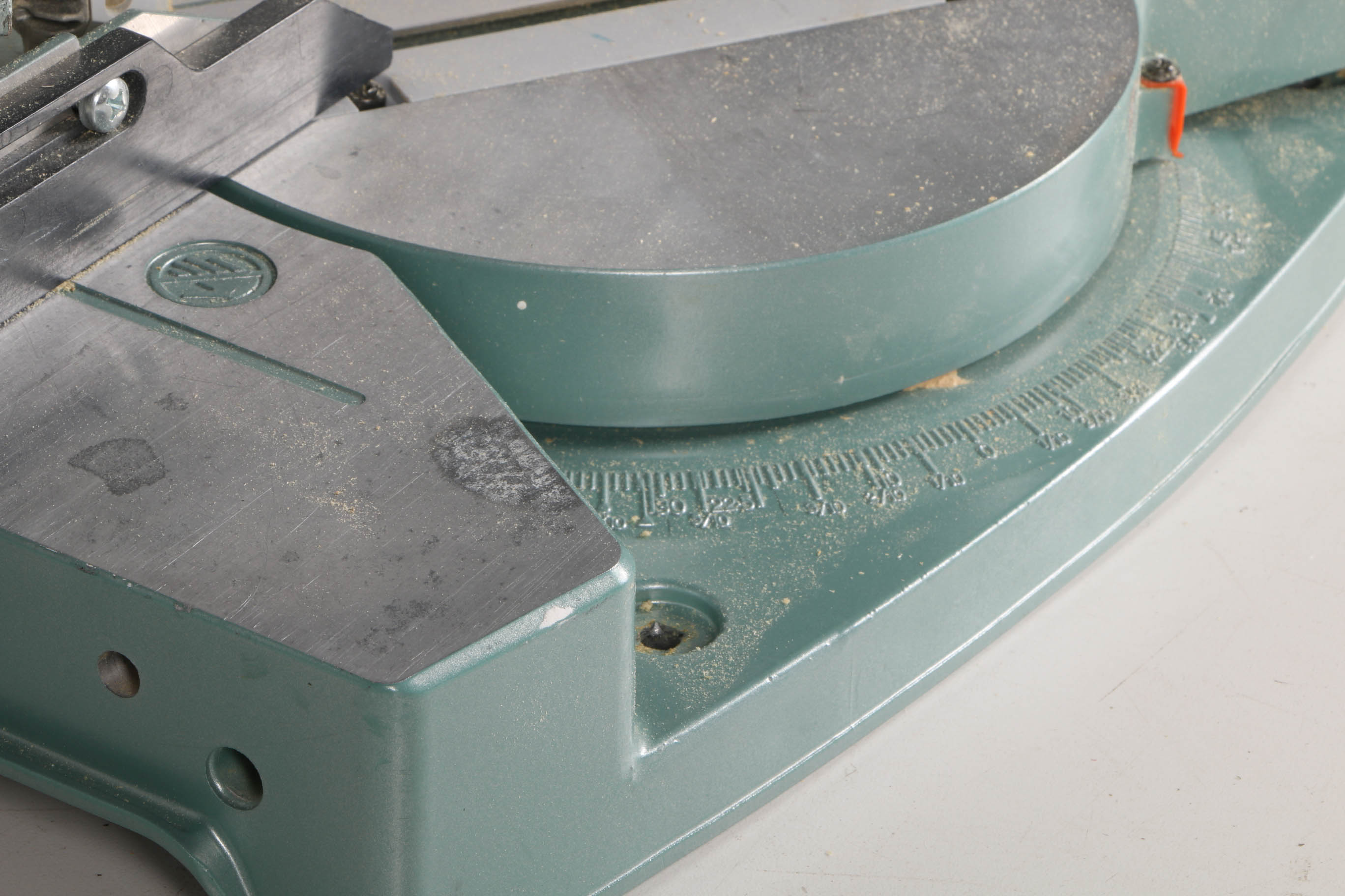 Hitachi 10" Compound Miter Box