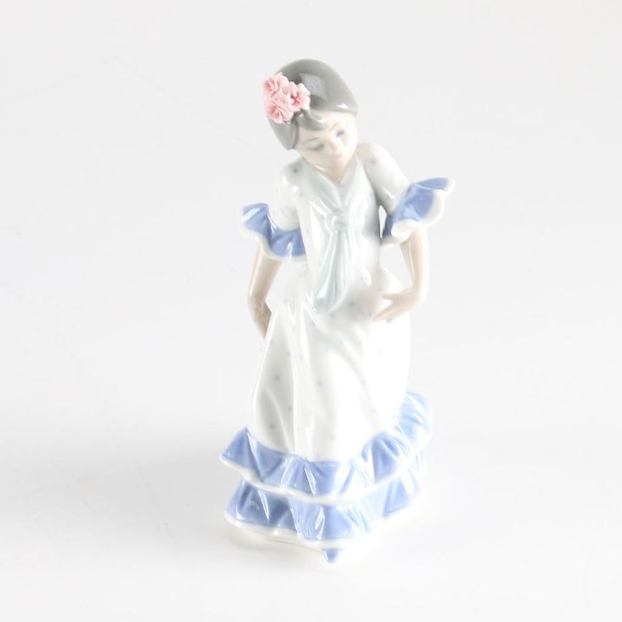 Lladró "Bailaorita con los Brazos Abajo" Figurine