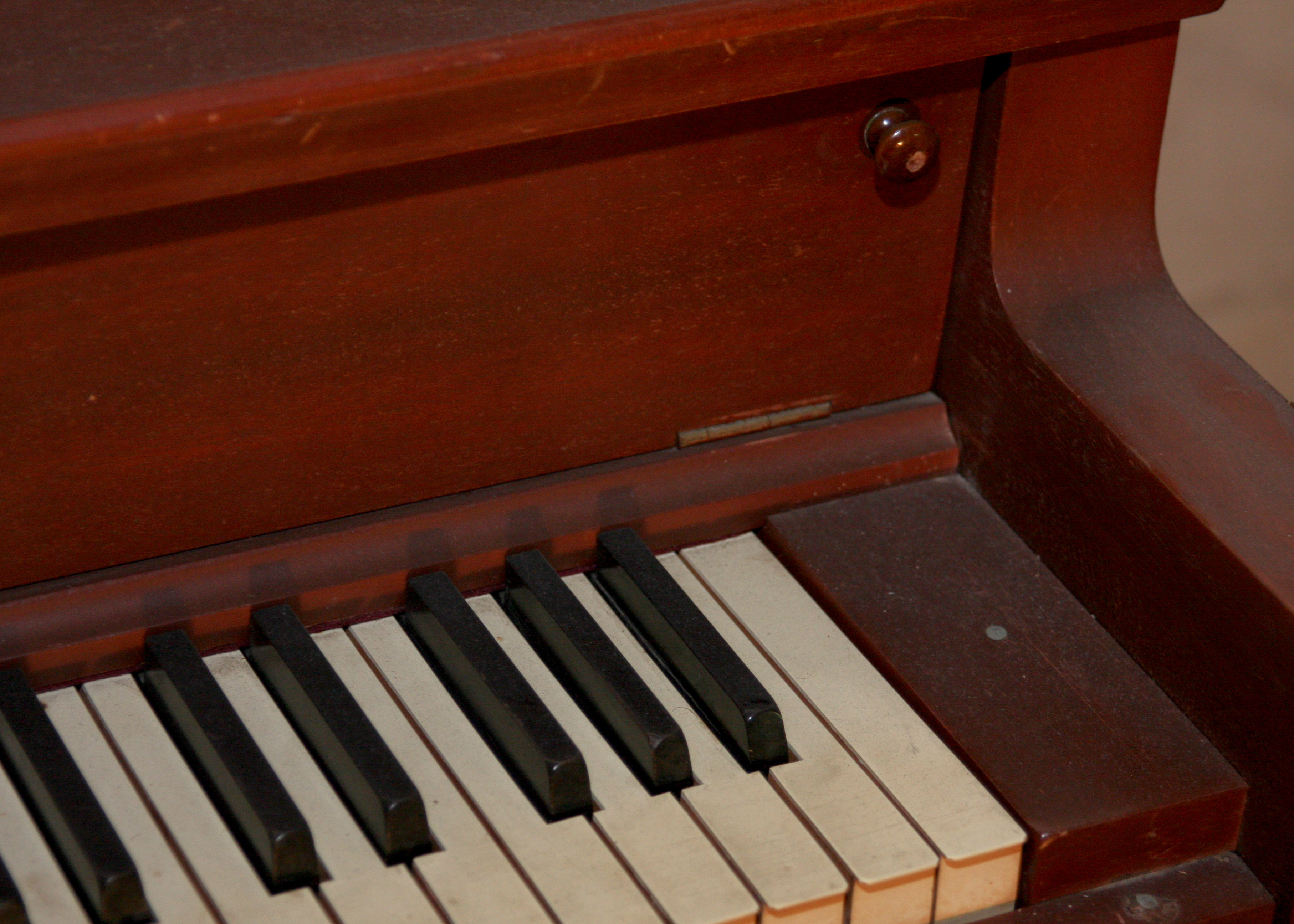 Oliver Upright Piano