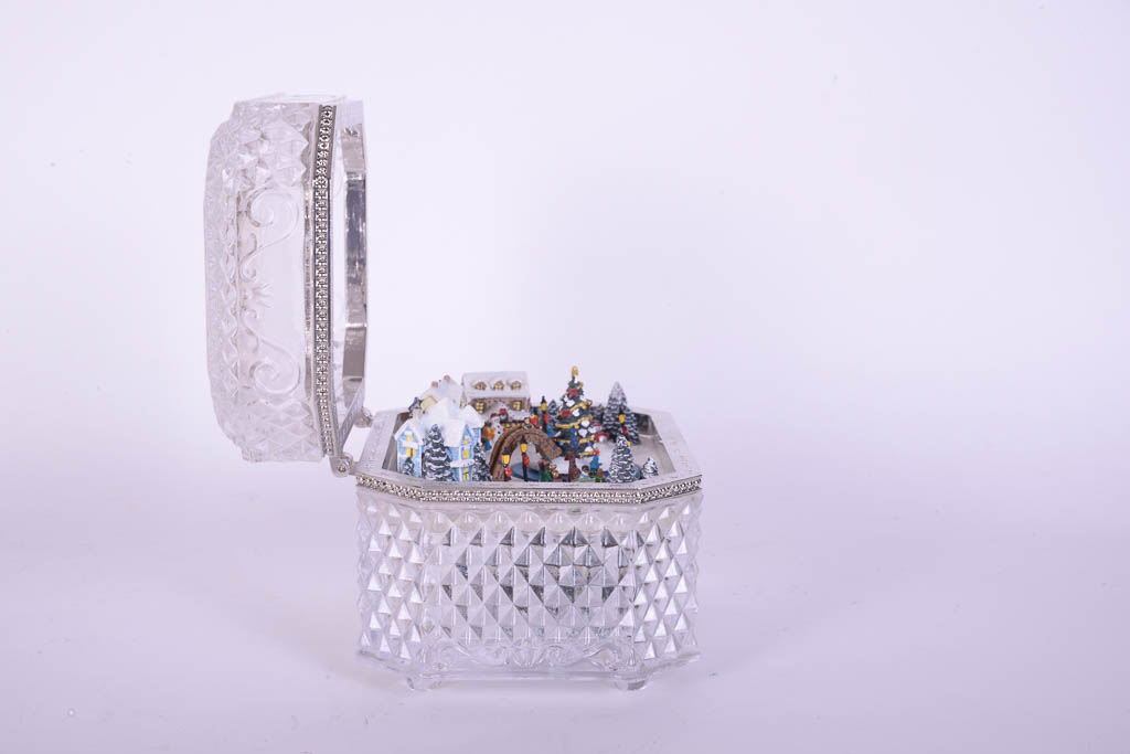 Thomas Kinkade "Holiday Reflections" Crystal Music Box
