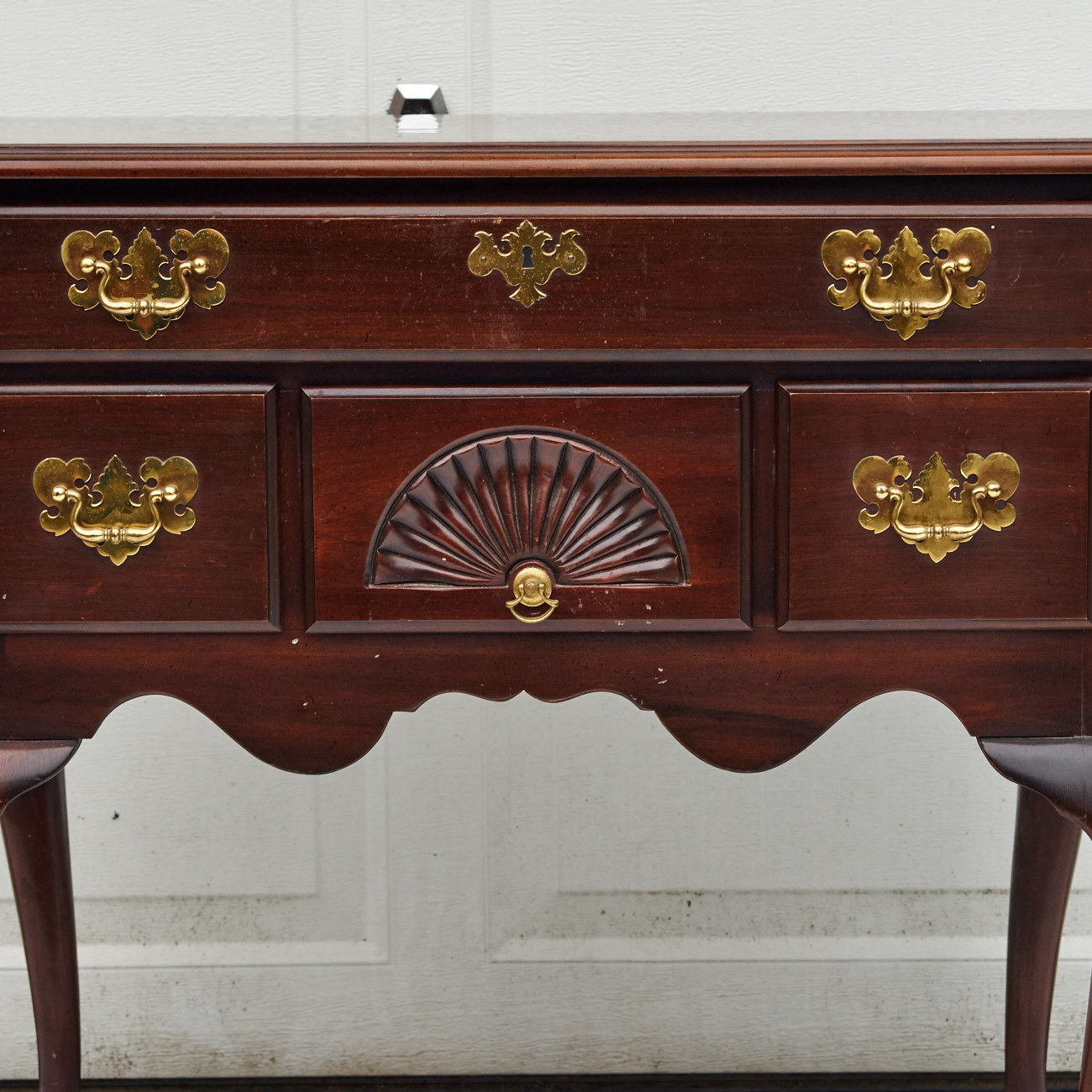 Harden Furniture Queen Anne-Style Mahogany Lowboy