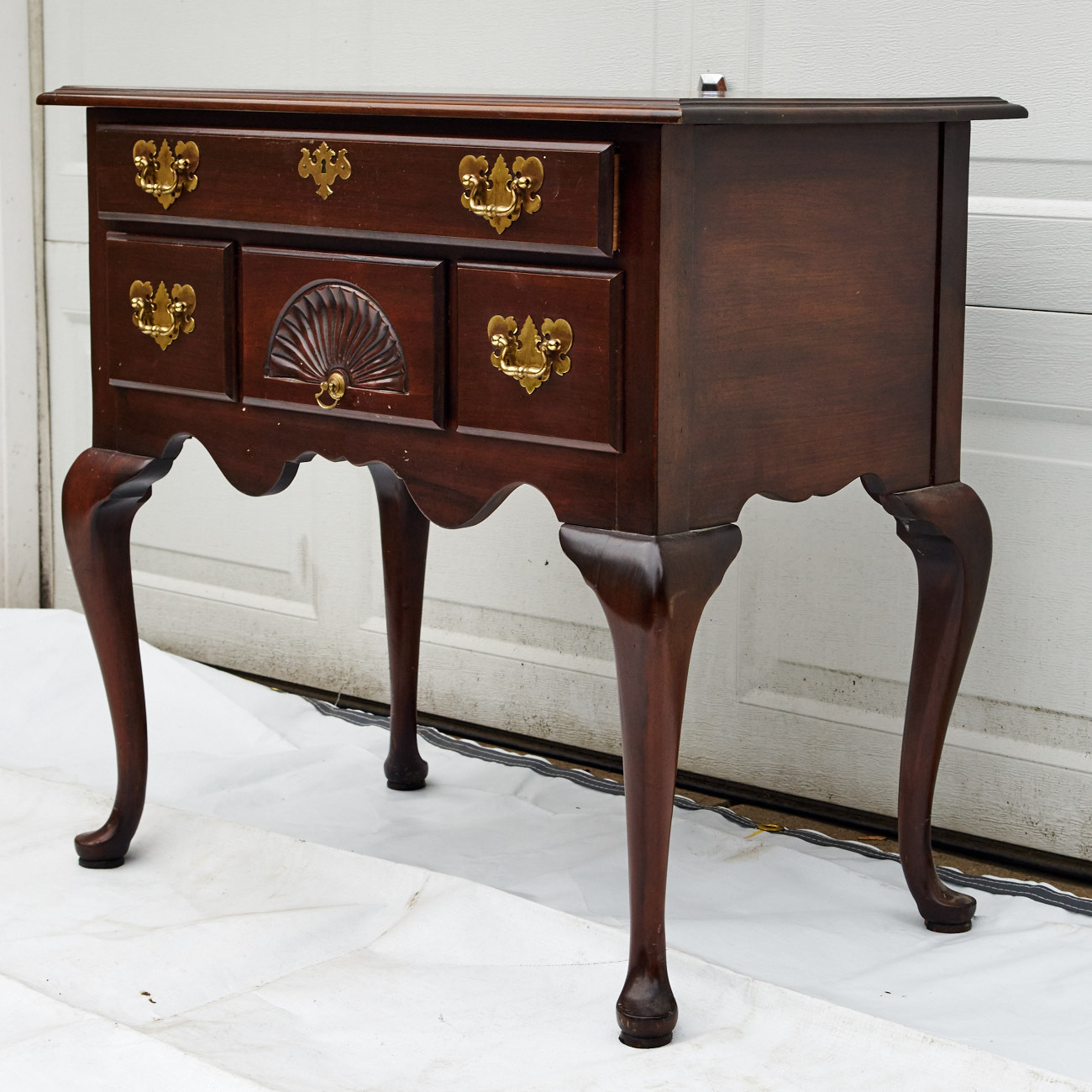 Harden Furniture Queen Anne-Style Mahogany Lowboy