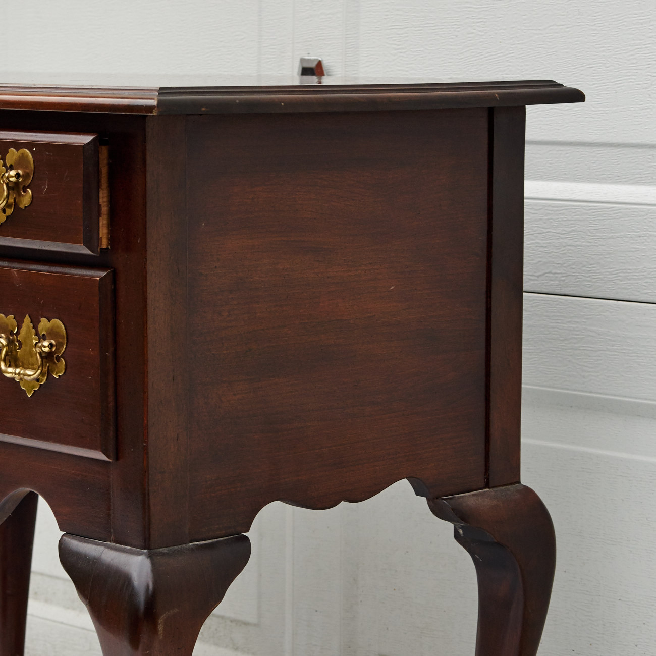 Harden Furniture Queen Anne-Style Mahogany Lowboy
