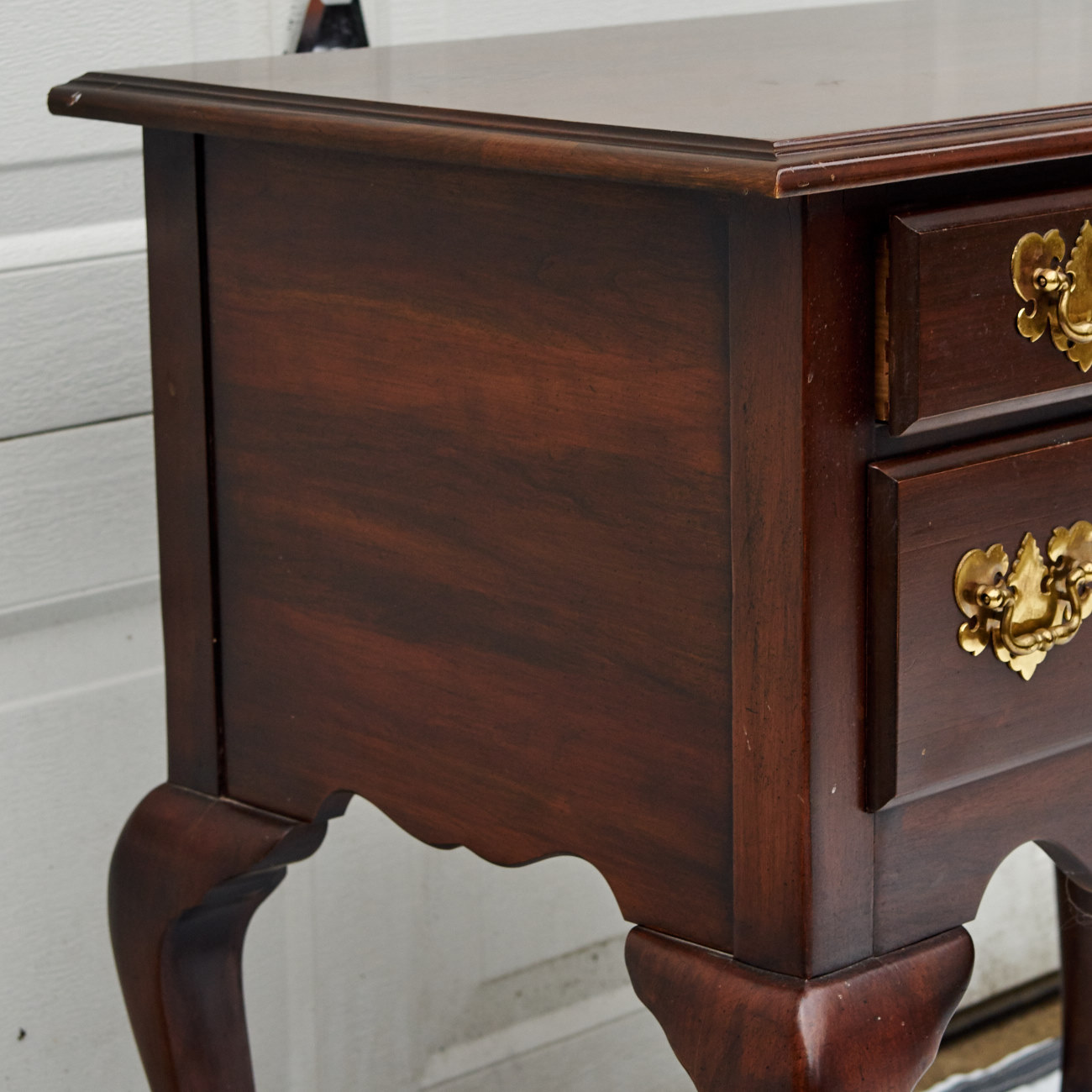 Harden Furniture Queen Anne-Style Mahogany Lowboy