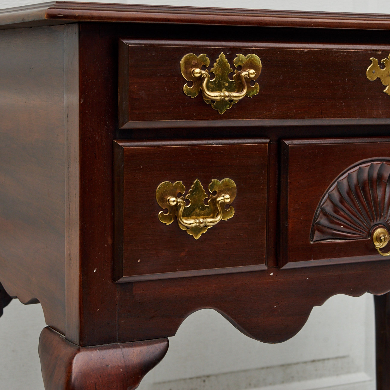 Harden Furniture Queen Anne-Style Mahogany Lowboy