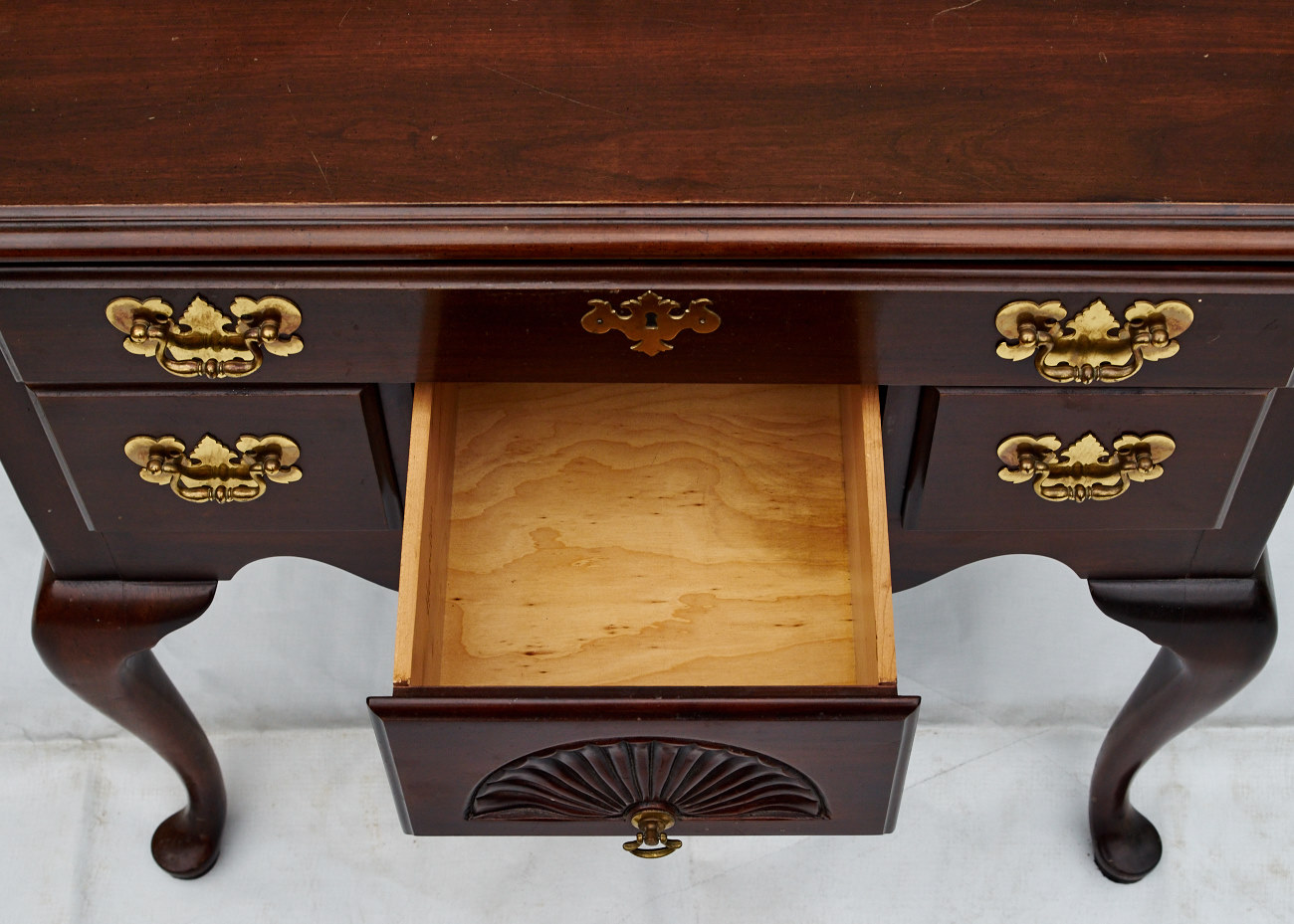Harden Furniture Queen Anne-Style Mahogany Lowboy