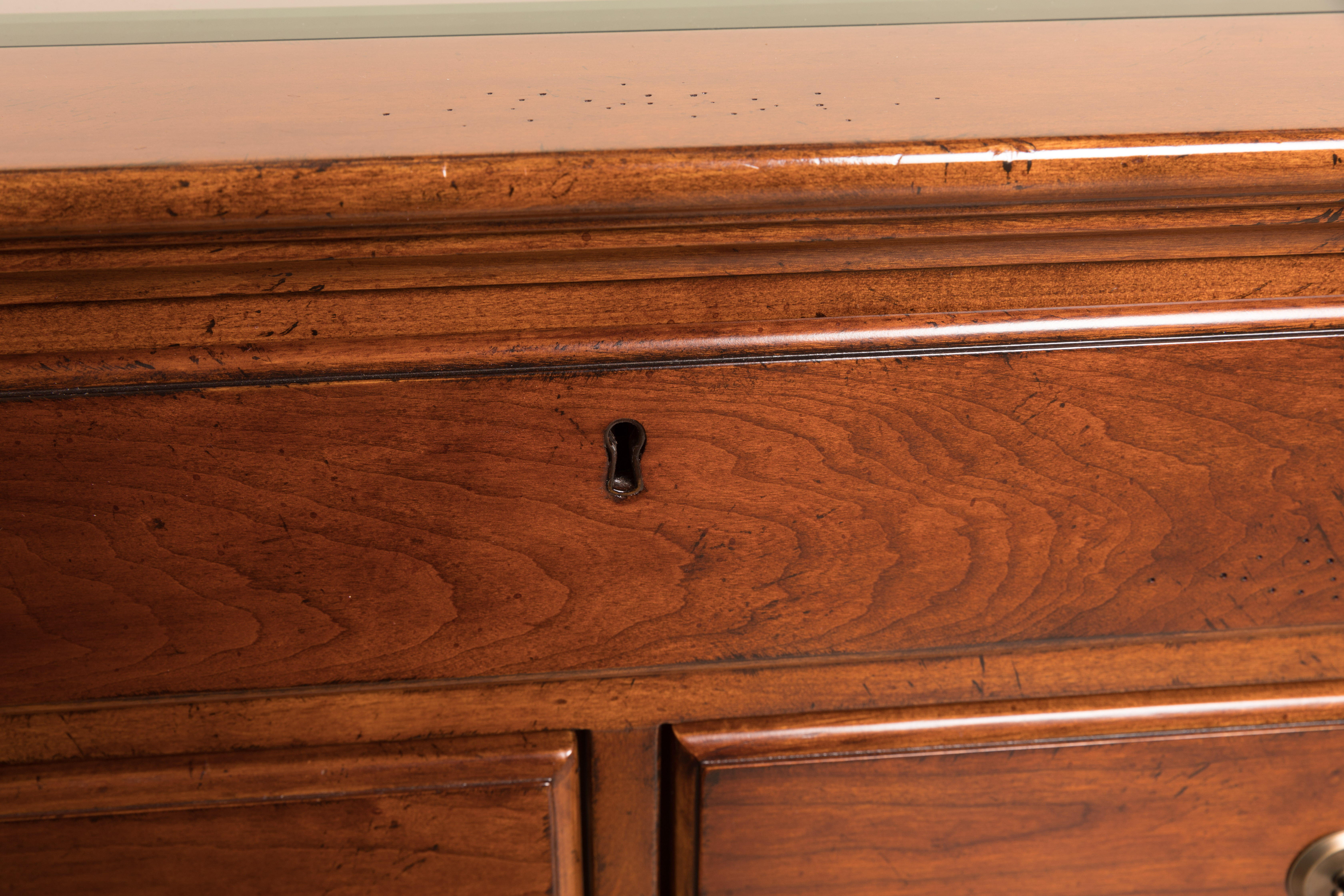 Thomasville Coffee Table With Glass Display Top