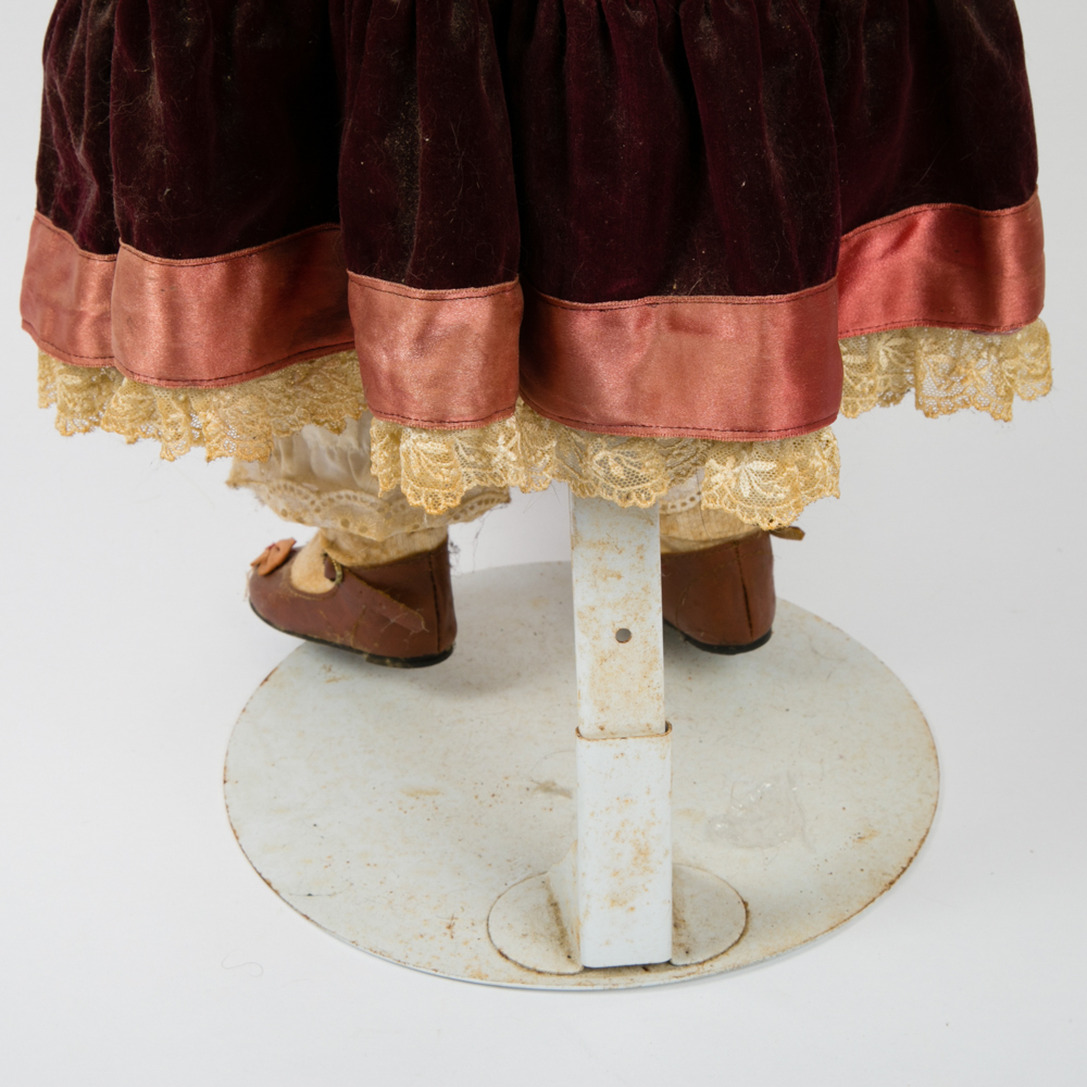 Victoria Collectibles Bonnet Porcelain Doll