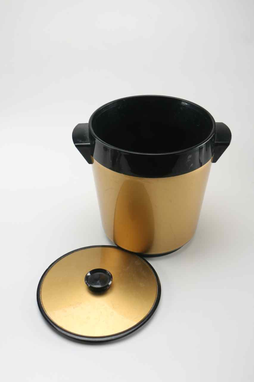 Assortment of Vintage Kitchen Appliances