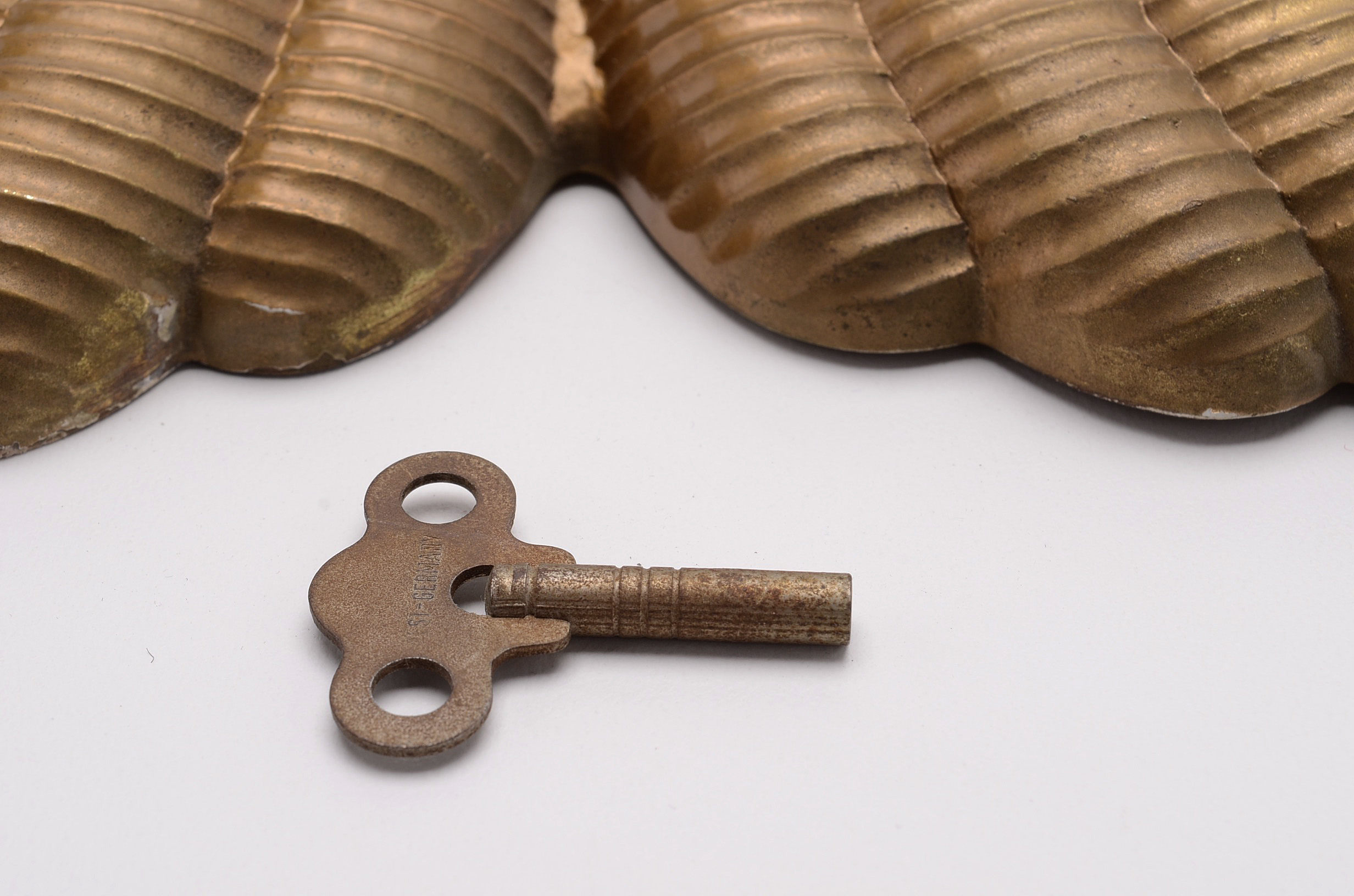 Vintage Shell Design Wall Clock