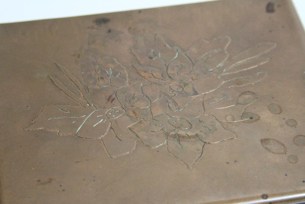 Vintage Folk Art Chesterfield Cigarette Tin