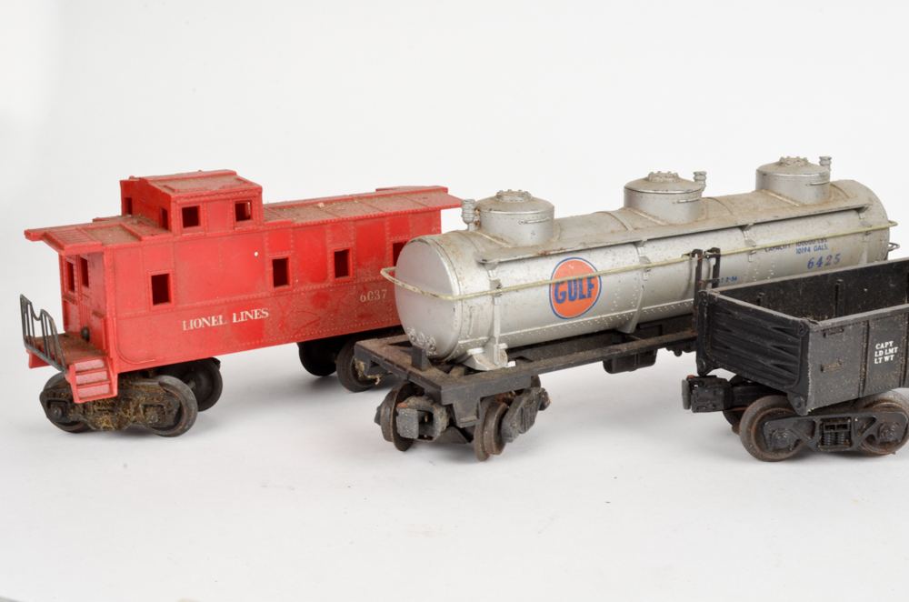 Vintage Lionel HO Scale Train, Cars and Accessories