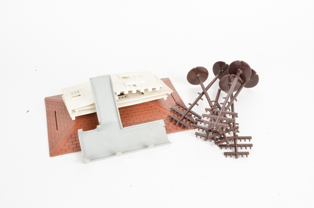 Vintage Lionel HO Scale Train, Cars and Accessories