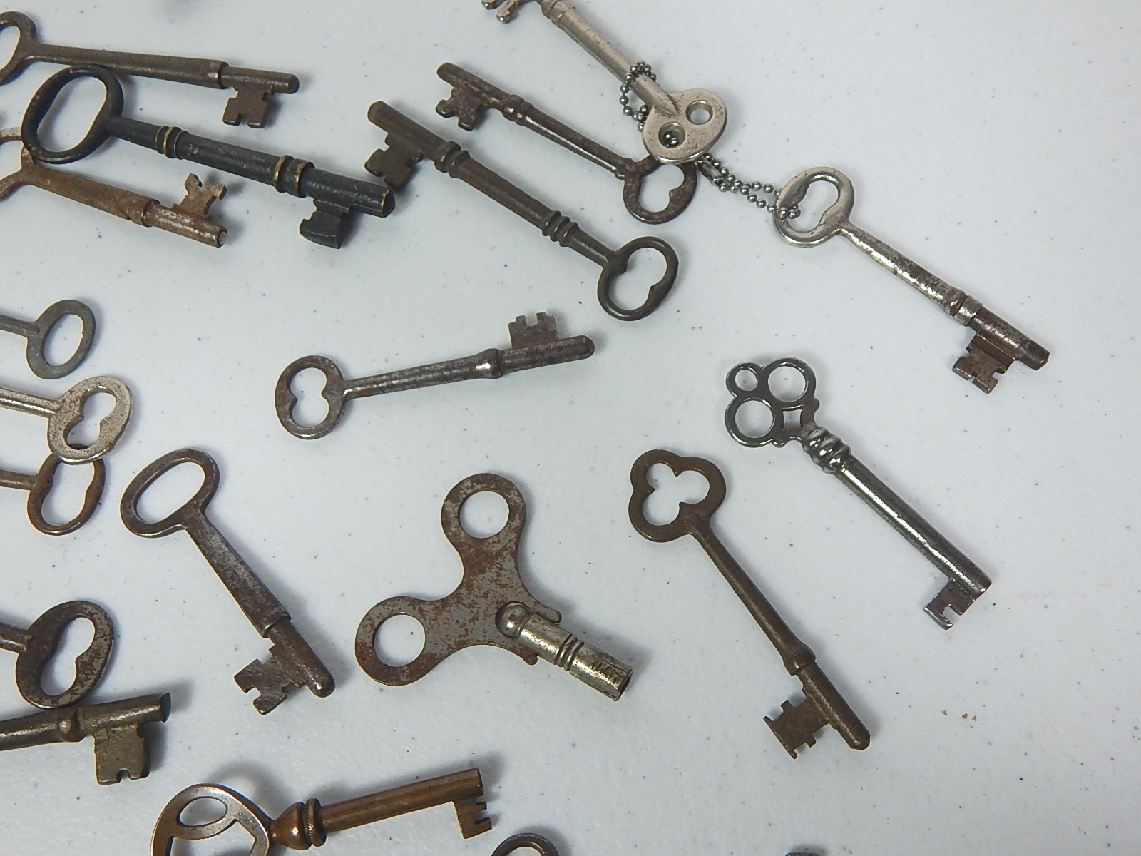 Lot of Vintage Skeleton Keys and Box