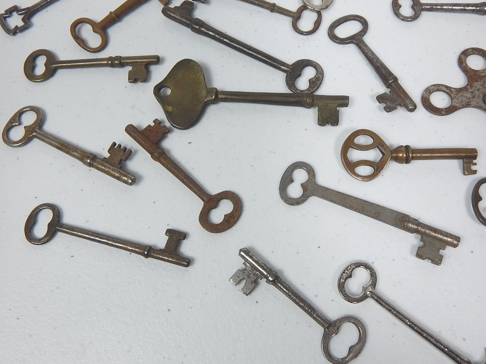 Lot of Vintage Skeleton Keys and Box