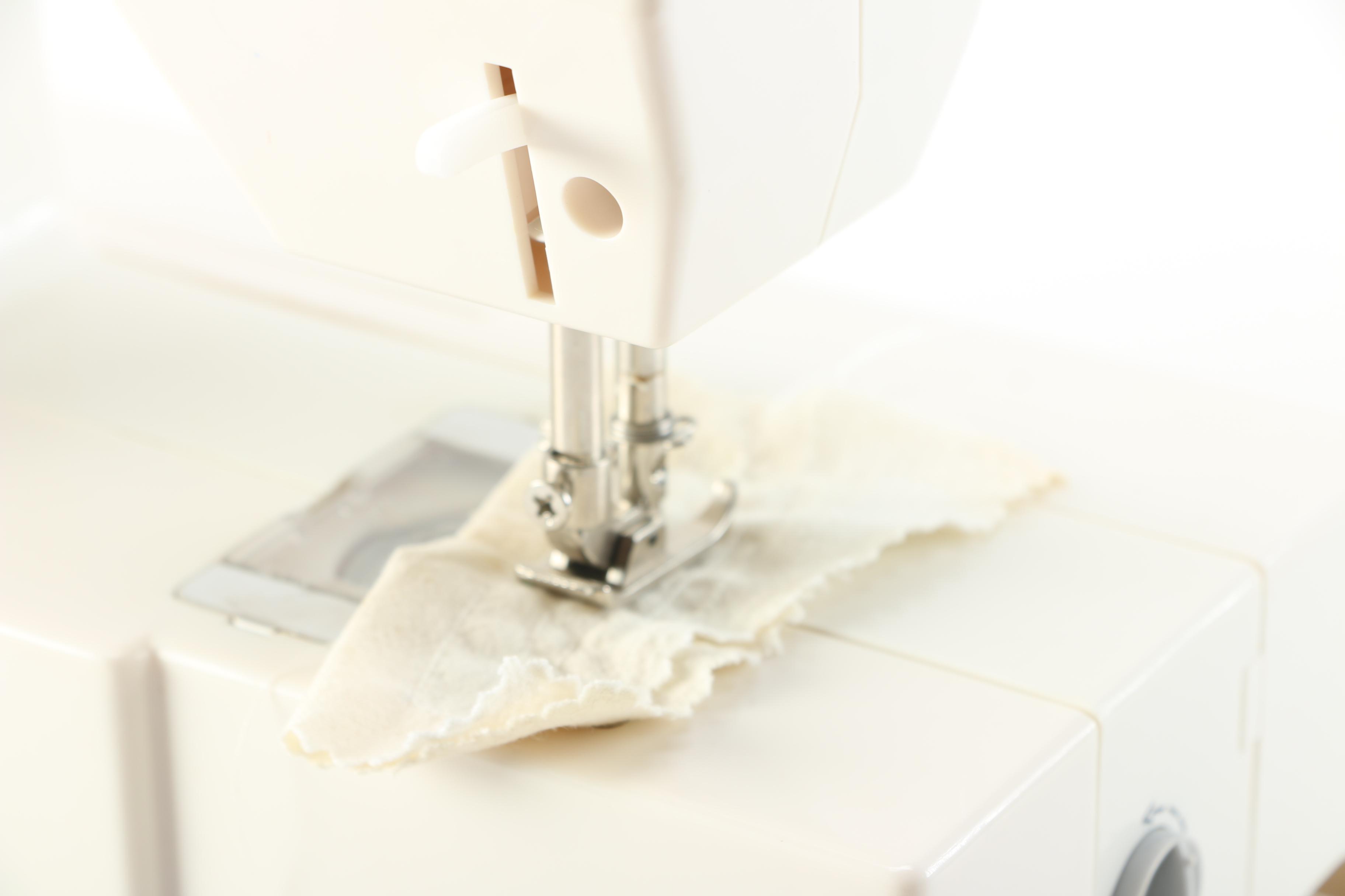 Singer Tiny Tailor Mending Machine