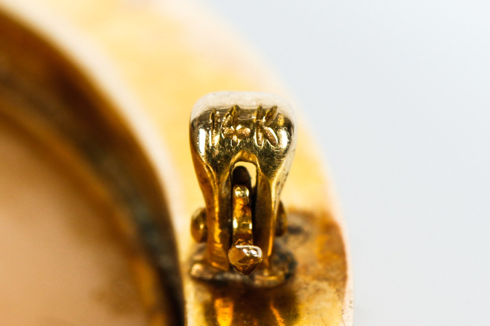 Vintage 14K Gold and Shell Cameo Brooch