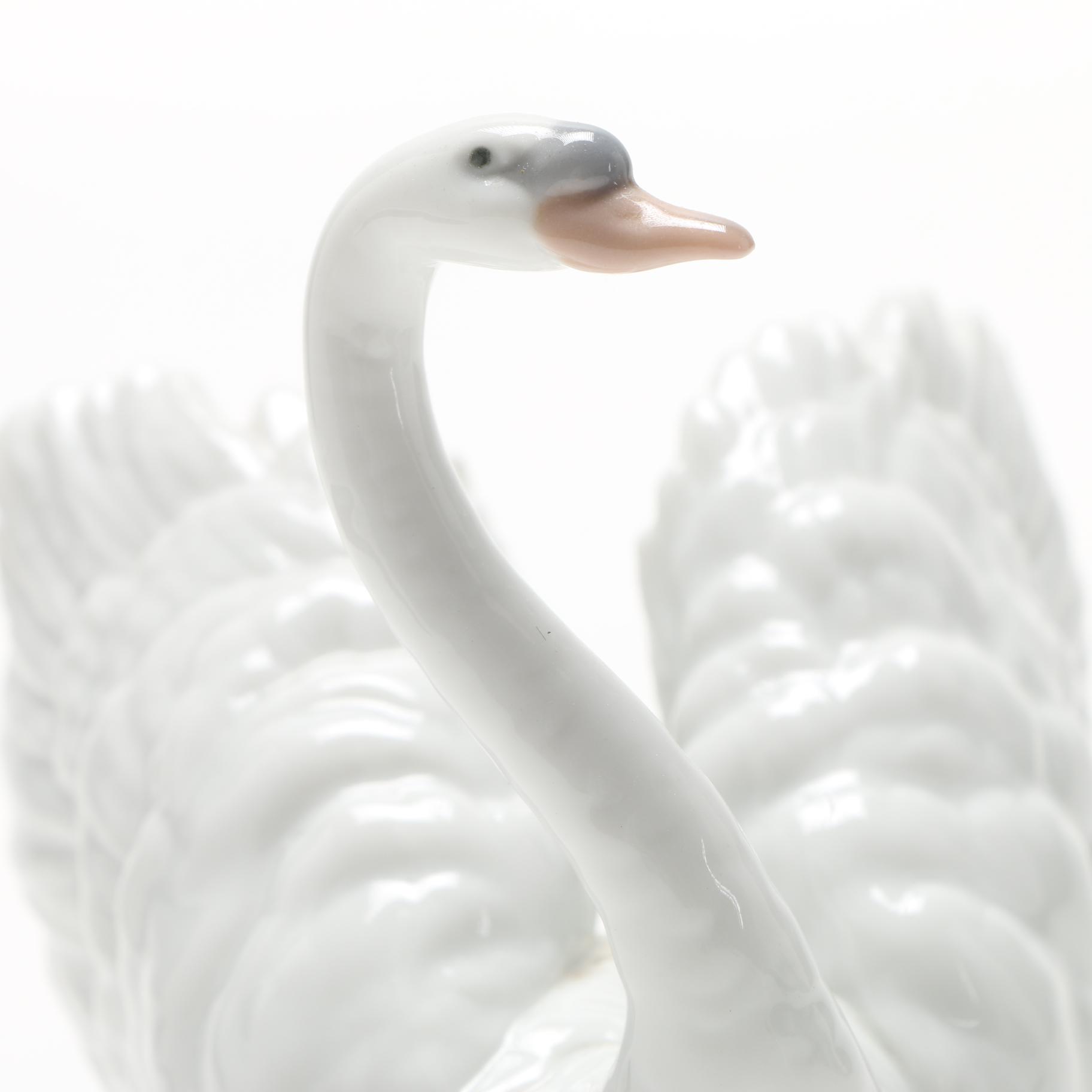 Lladró " White Swan" Porcelain Figurine