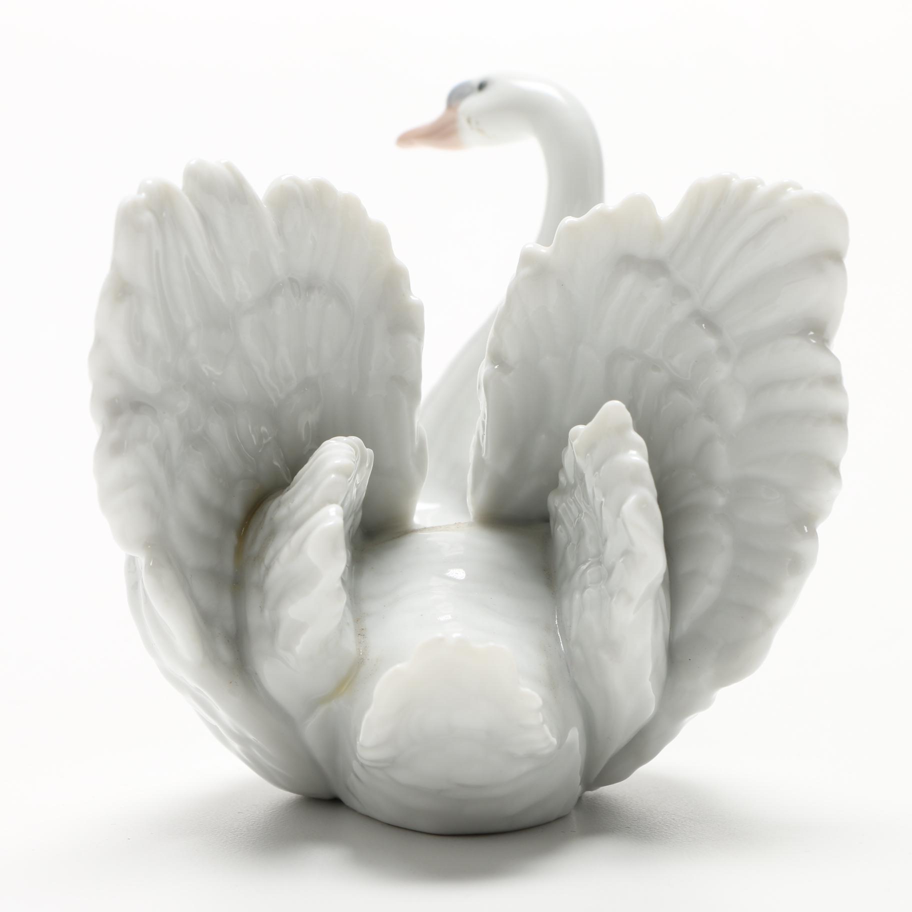 Lladró " White Swan" Porcelain Figurine