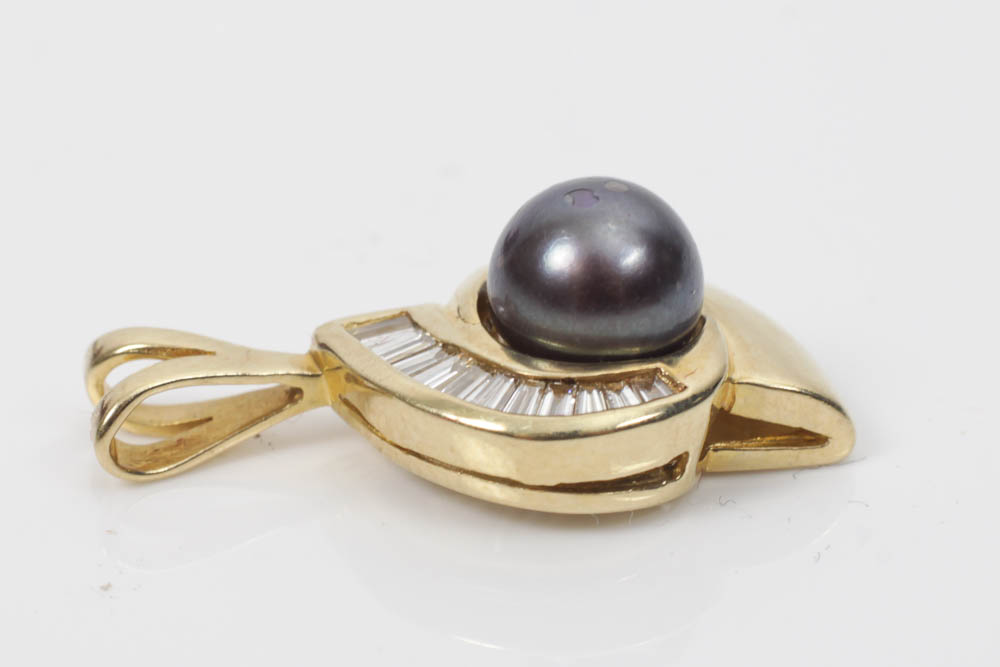 14k Gold Pendant with Black Pearl and Diamonds.