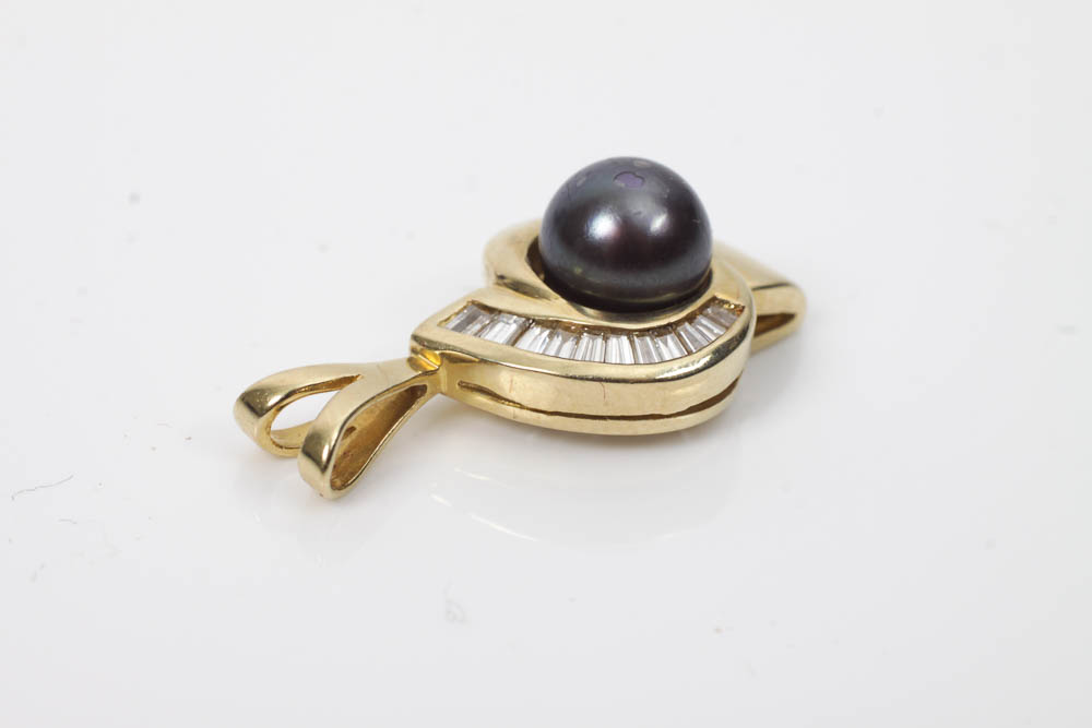 14k Gold Pendant with Black Pearl and Diamonds.