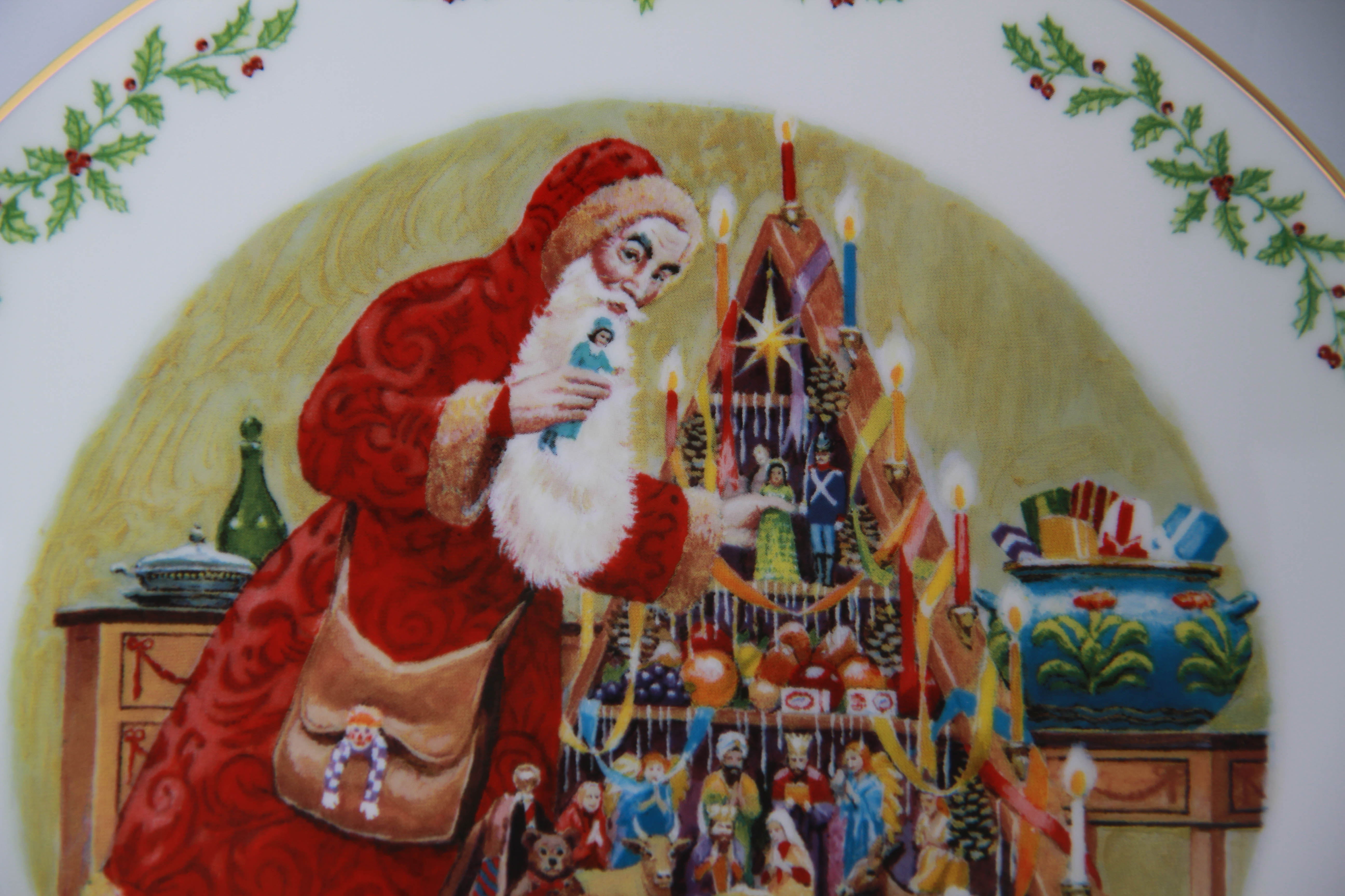 Limited Edition Lenox International Victorian Santas Collection Plates