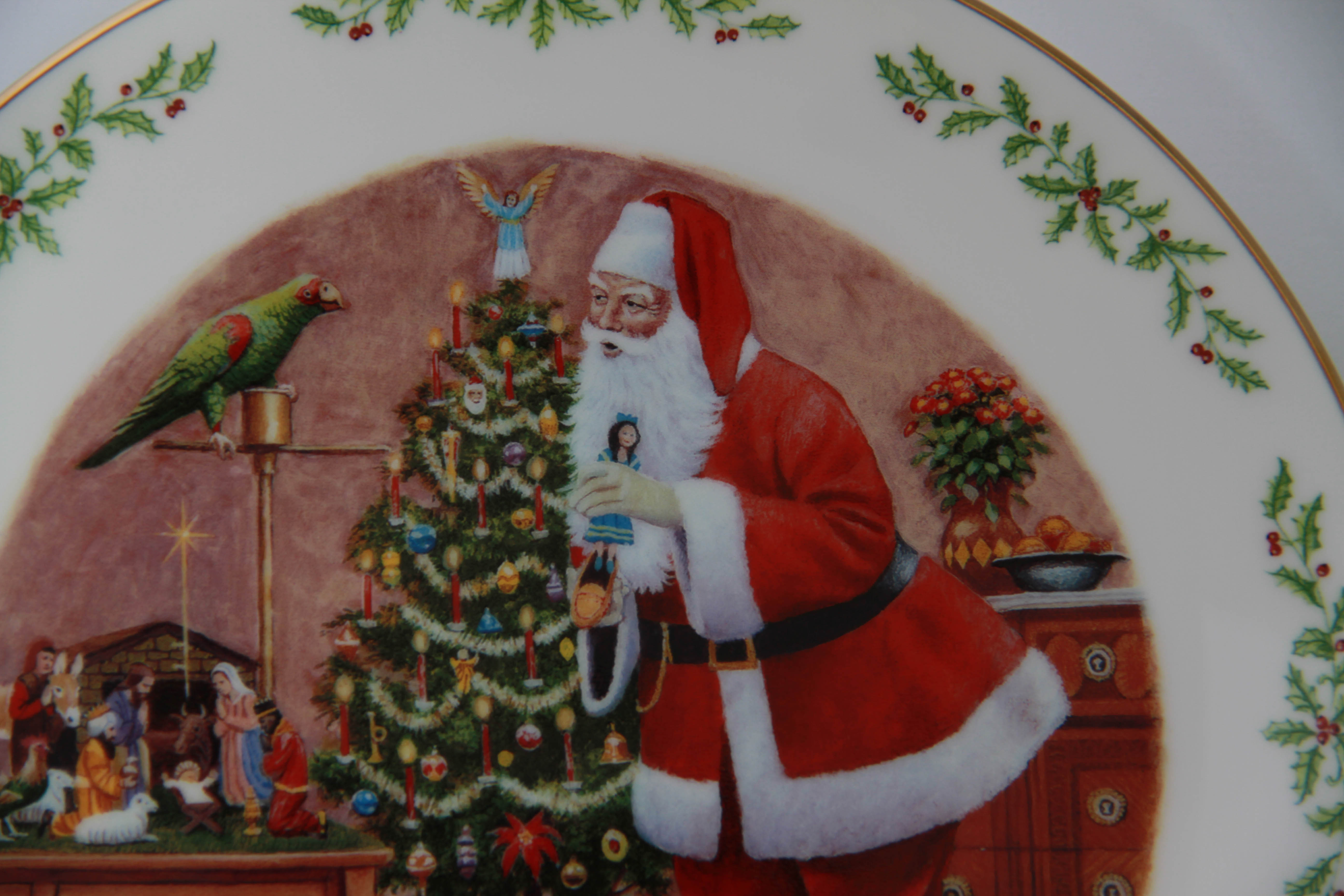 Limited Edition Lenox International Victorian Santas Collection Plates