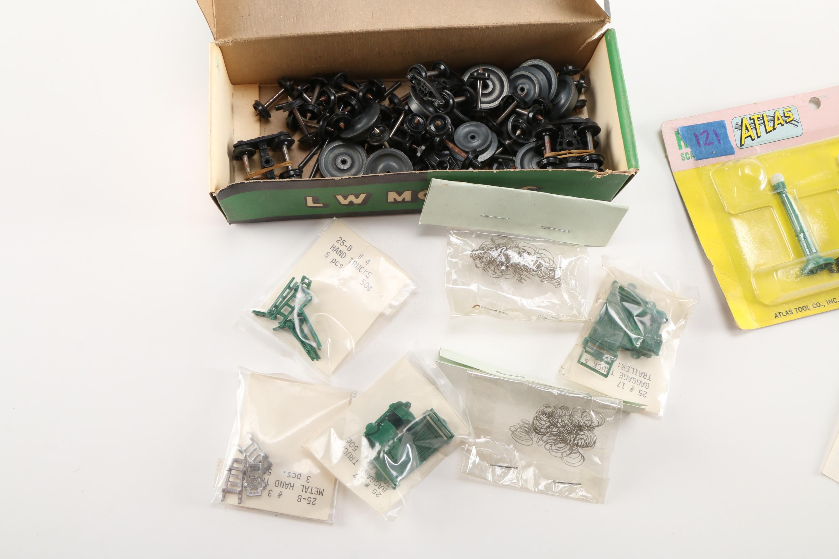 Marx 027 Gauge Automatic Block Signal and Other Model Train Accessories