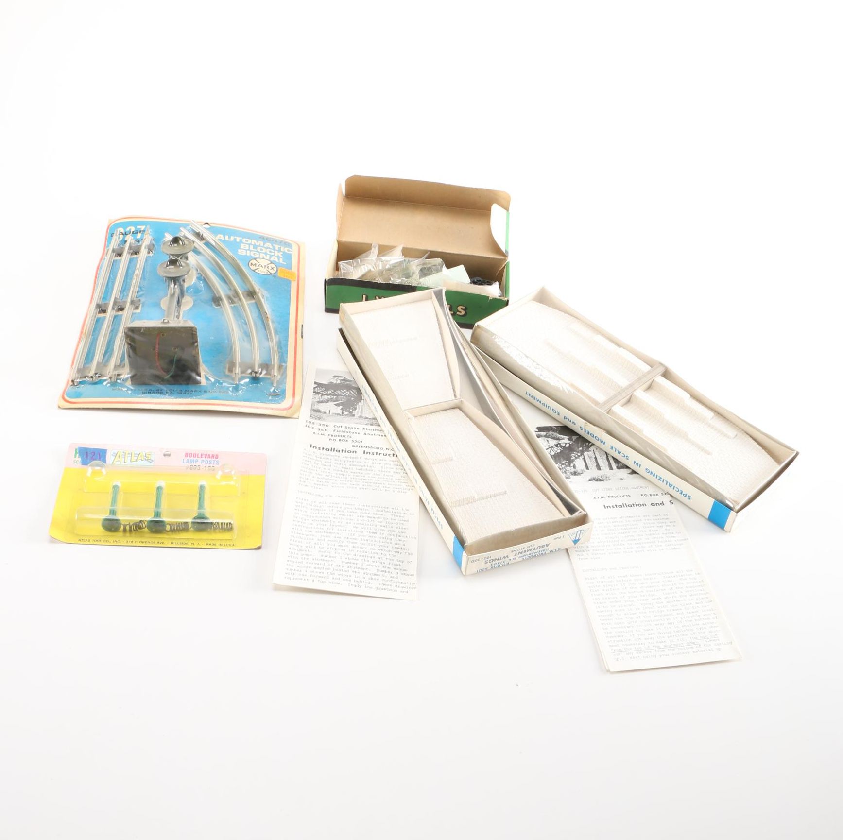 Marx 027 Gauge Automatic Block Signal and Other Model Train Accessories