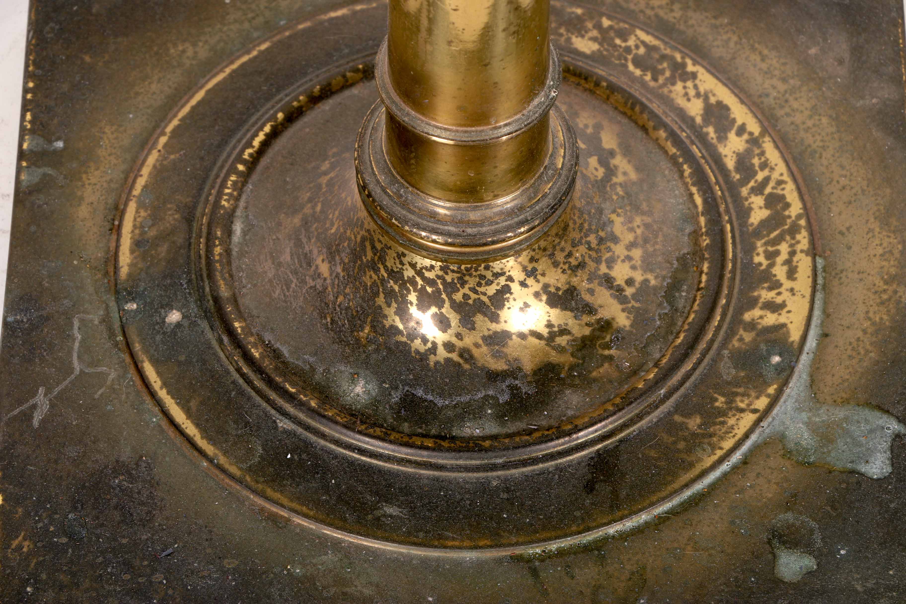 Mid-Century Table With Lamp