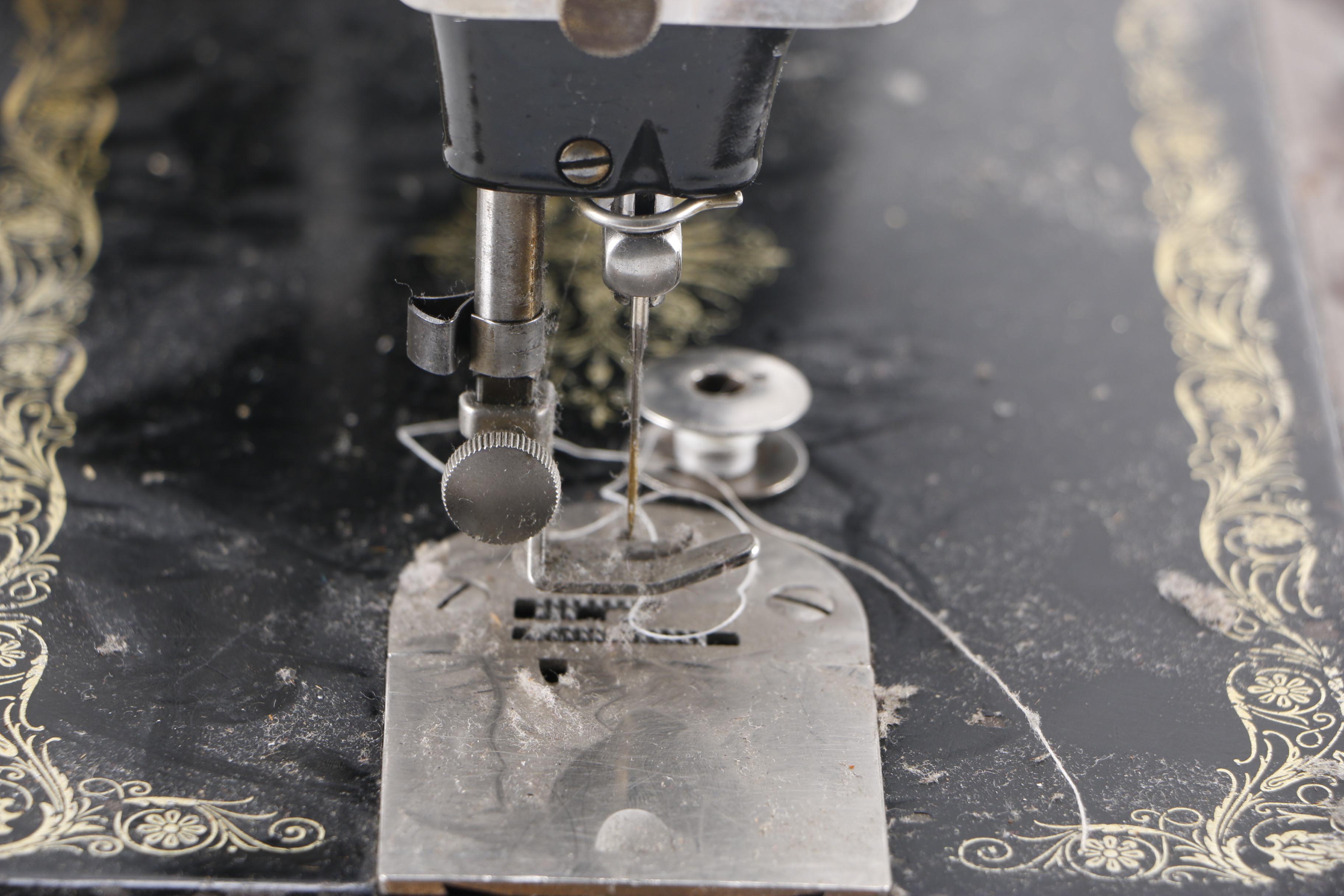 Vintage Singer BT7 Sewing Machine EBTH