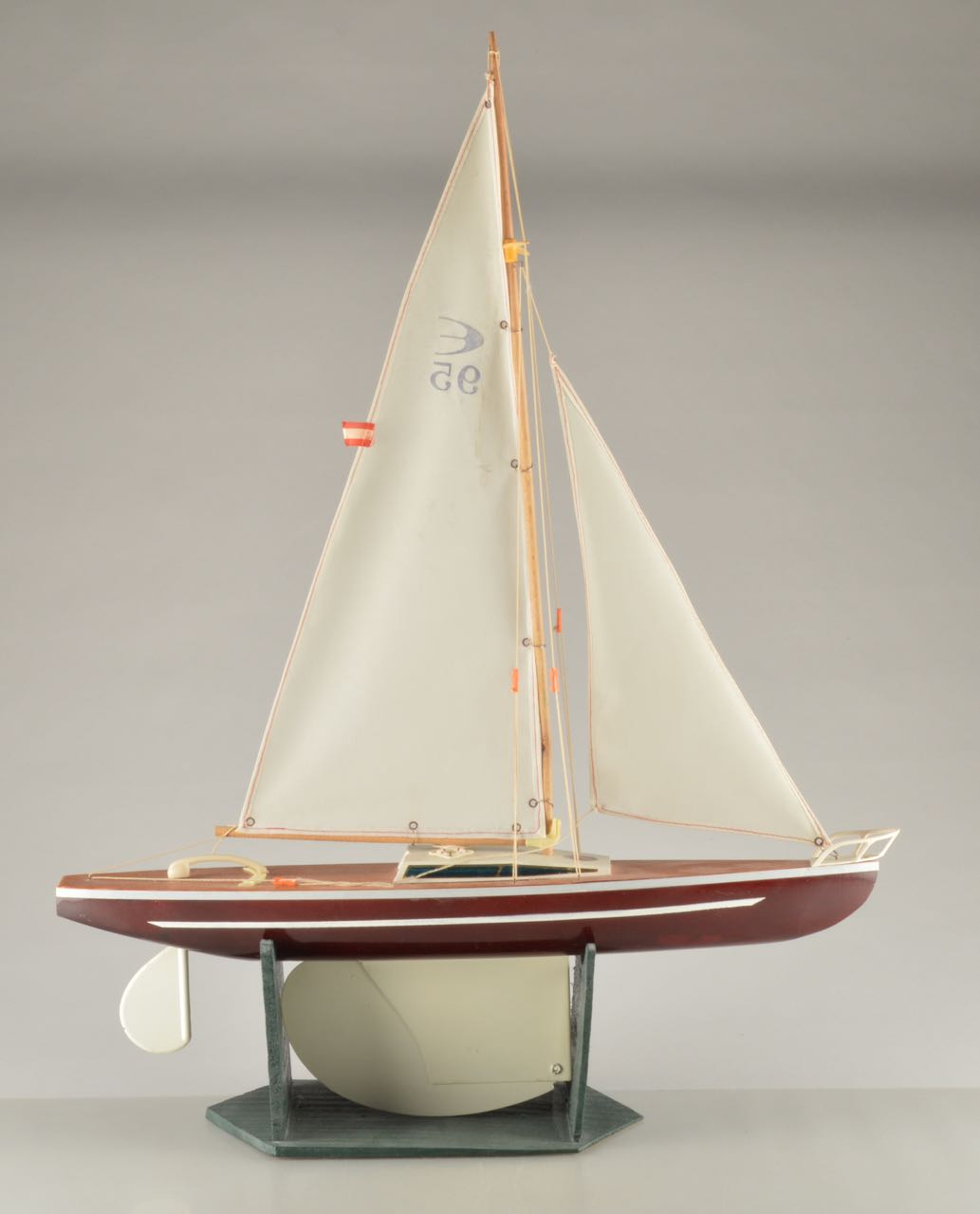 Vintage "Giner-Yacht" Fractional Rig Sloop Pond Yacht with Stand