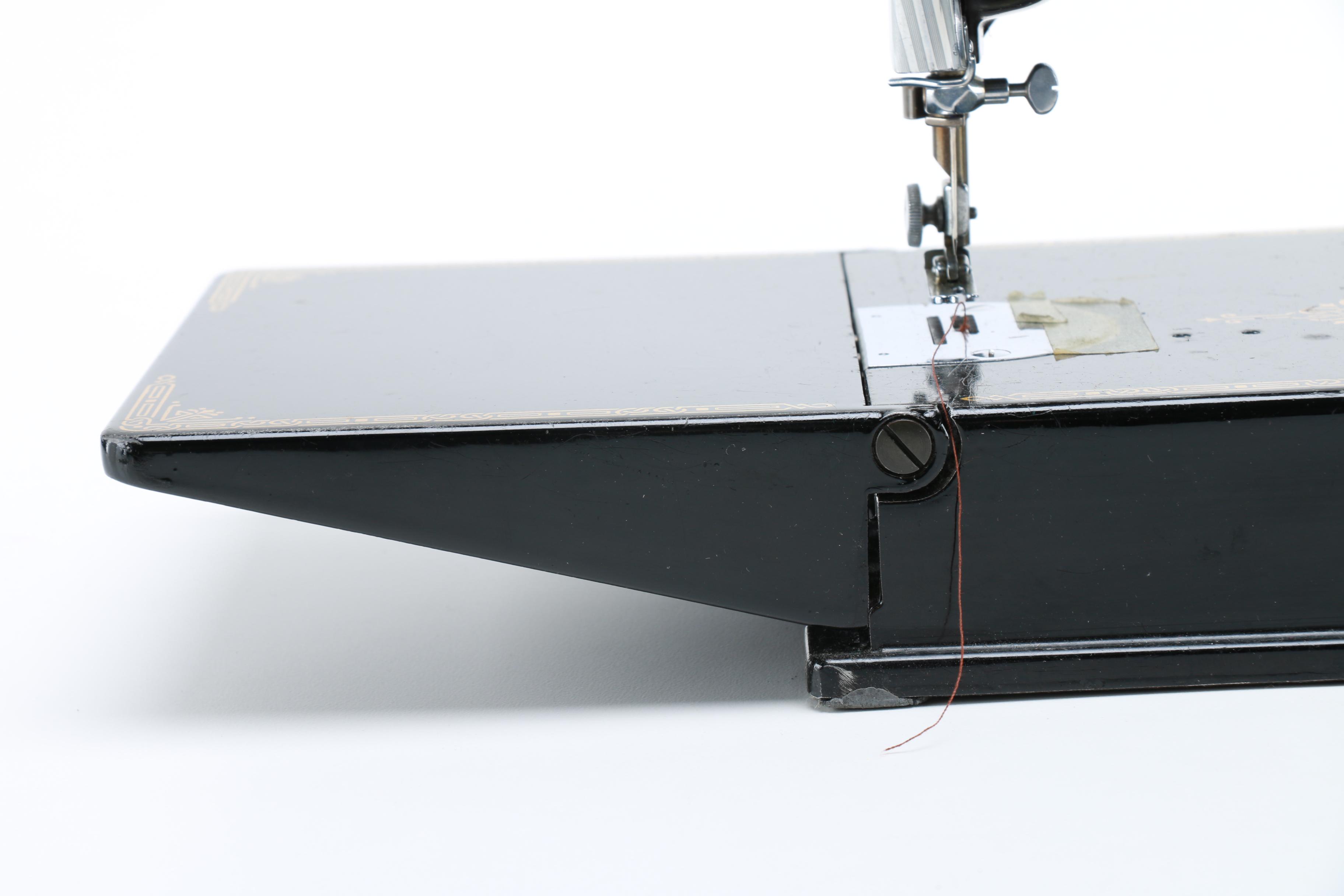 Singer Featherweight 221K Portable Sewing Machine