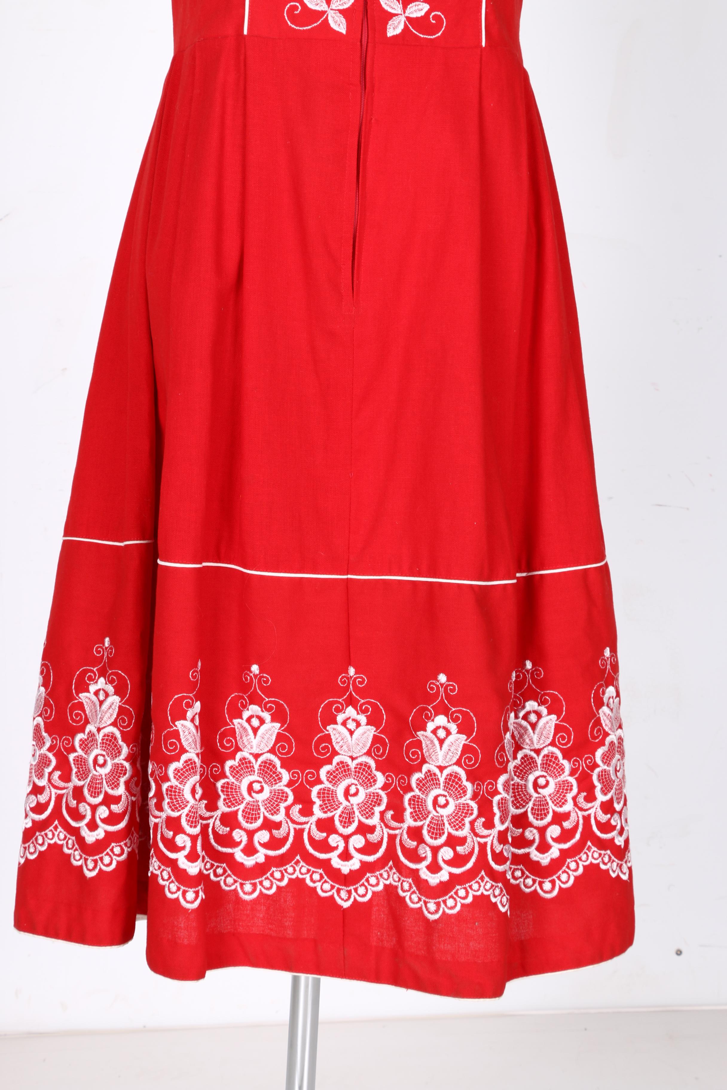 Austrian Dirndl Dresses With Aprons