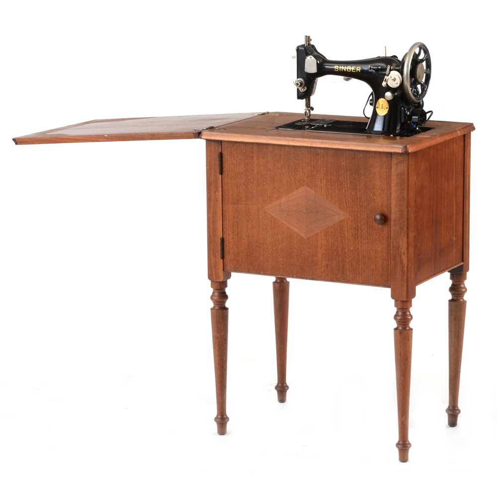 Vintage Singer Sewing Machine in Walnut Stand