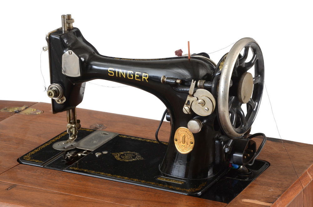 Vintage Singer Sewing Machine in Walnut Stand