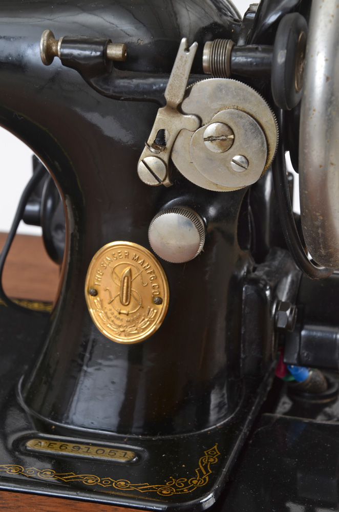 Vintage Singer Sewing Machine in Walnut Stand
