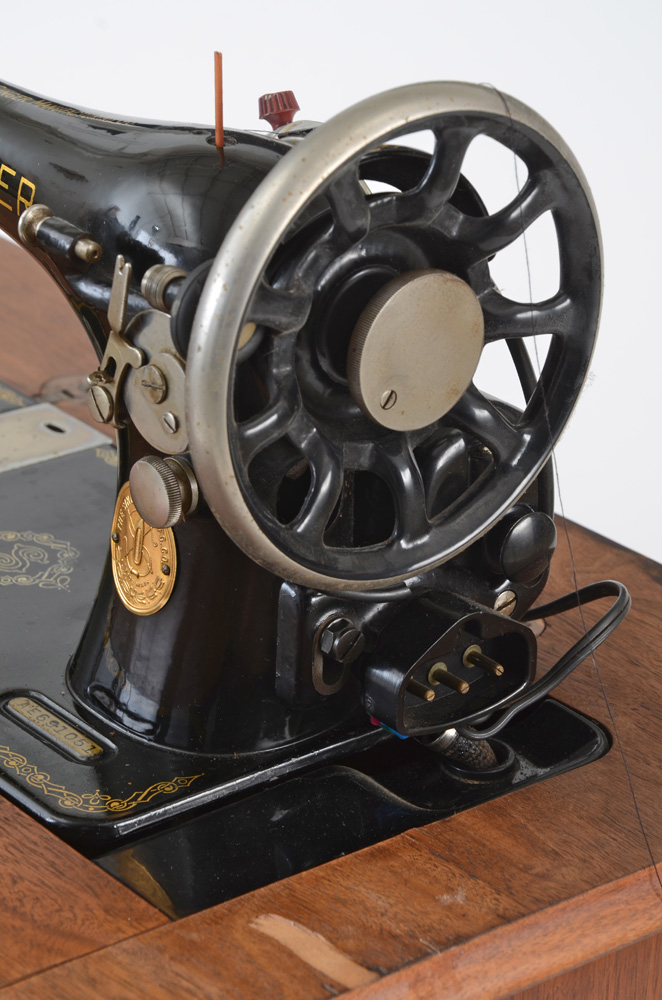 Vintage Singer Sewing Machine in Walnut Stand
