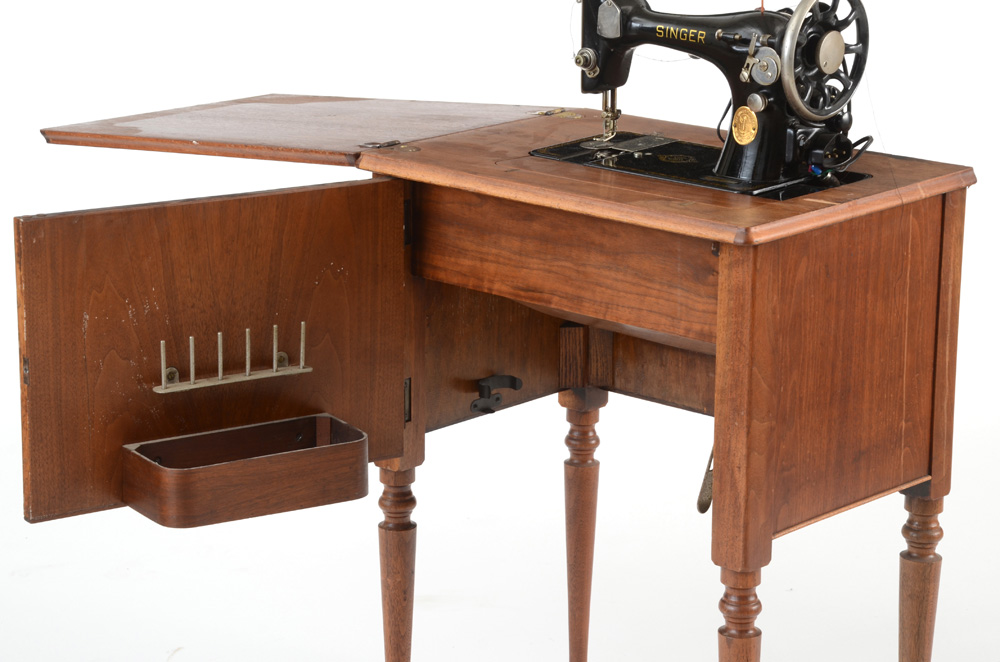 Vintage Singer Sewing Machine in Walnut Stand