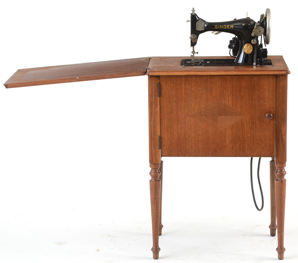 Vintage Singer Sewing Machine in Walnut Stand