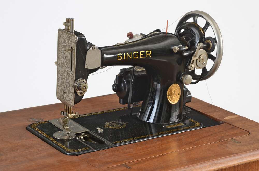 Vintage Singer Sewing Machine in Walnut Stand