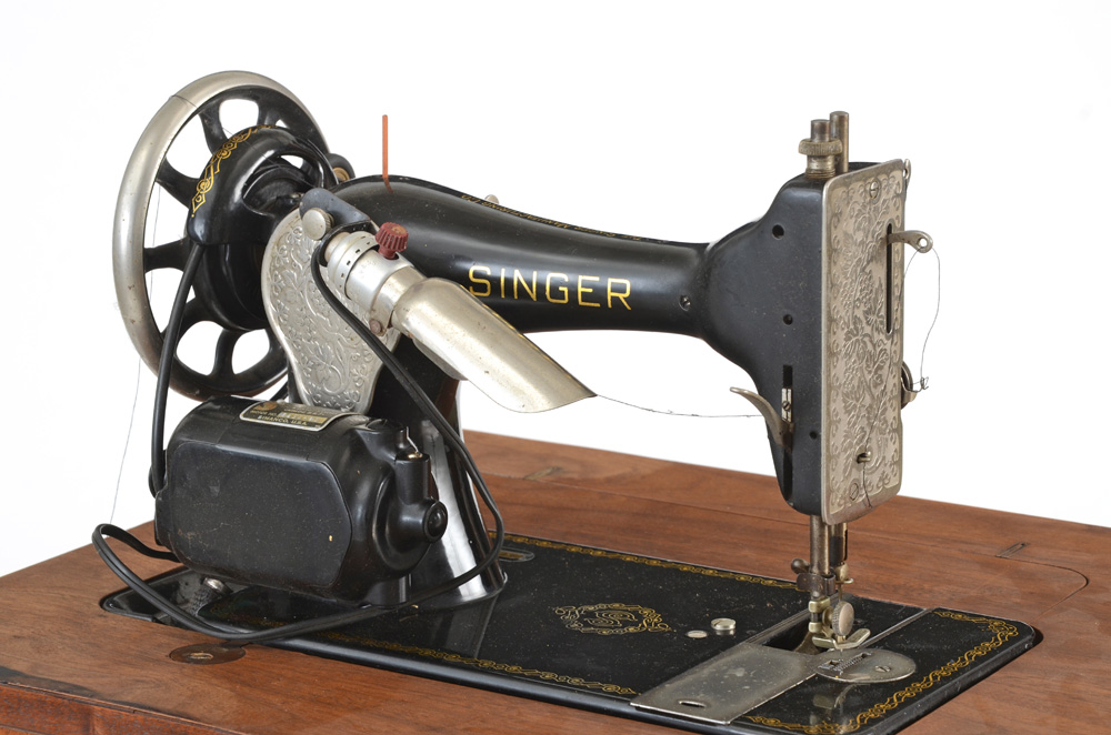 Vintage Singer Sewing Machine in Walnut Stand