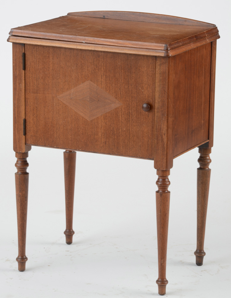 Vintage Singer Sewing Machine in Walnut Stand