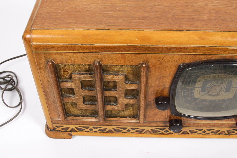 Vintage Detrola Wood Radio
