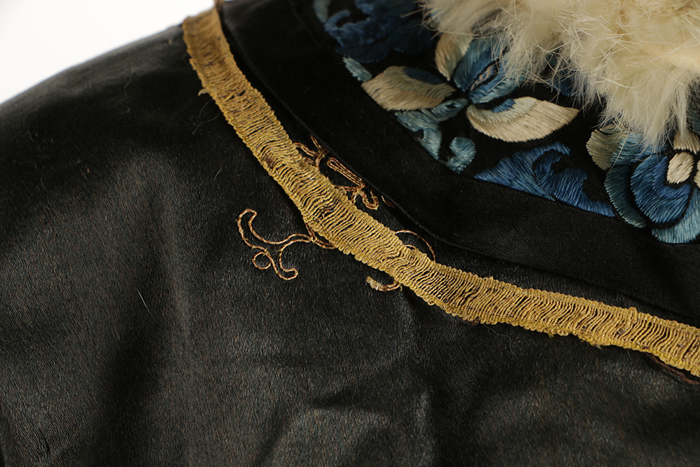 Qing Dynasty Chinese Women's Ermine Fur Lined Embroidered Robe