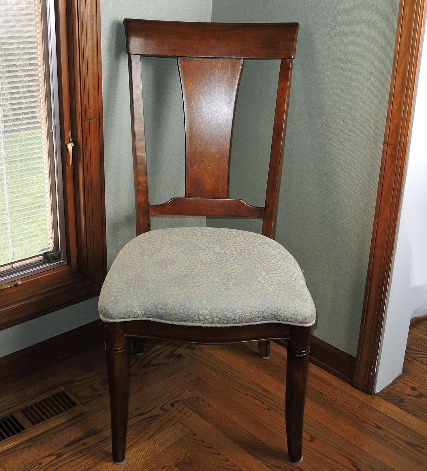 Broyhill Round Dining Table and Four Chairs