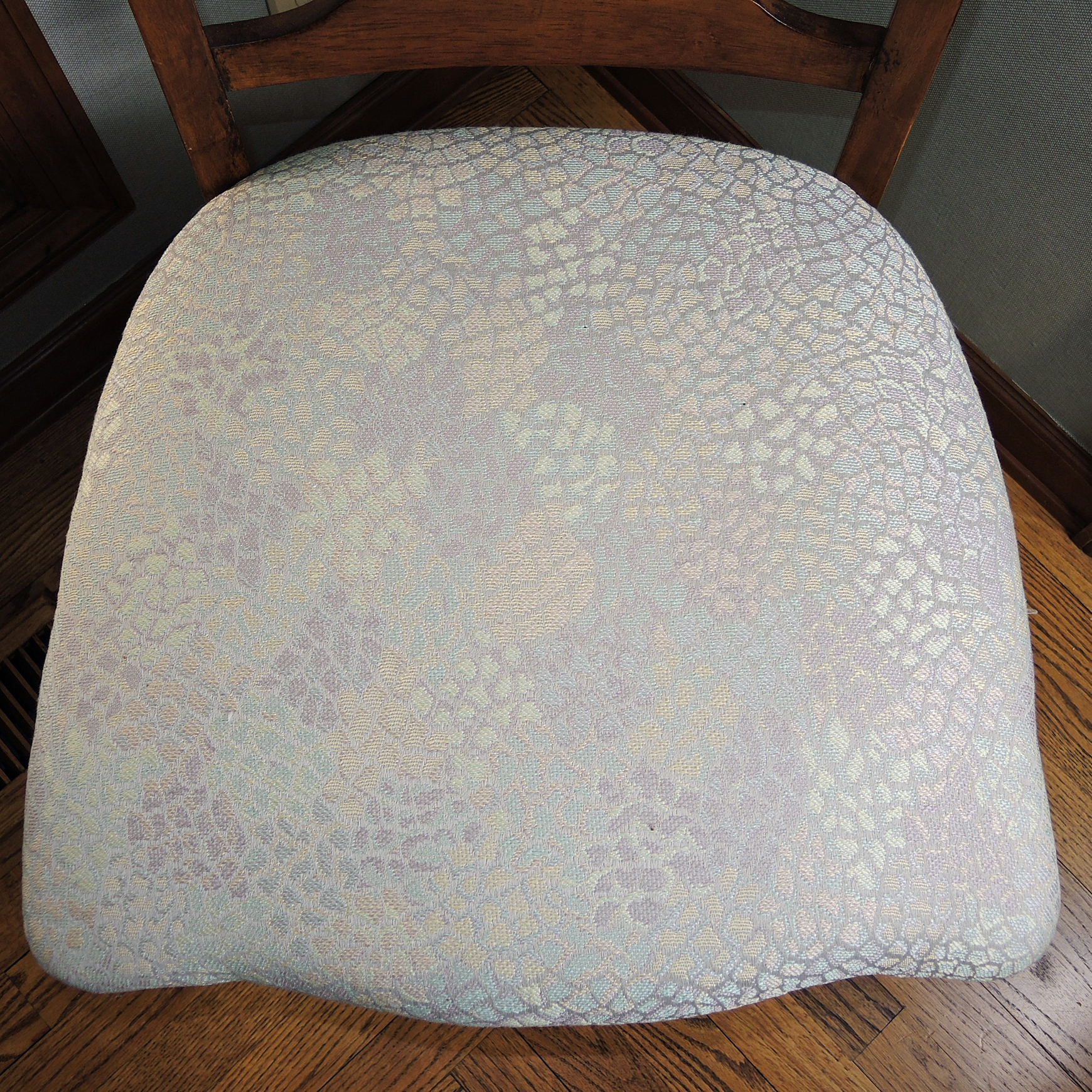 Broyhill Round Dining Table and Four Chairs